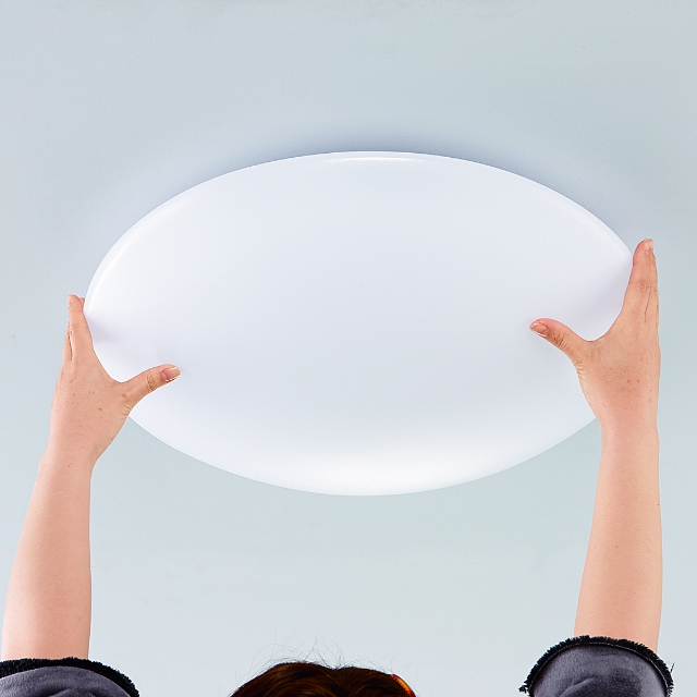 照明を取り付ける様子