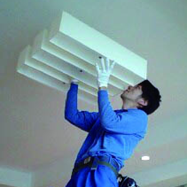 専門スタッフが照明を取り付ける様子