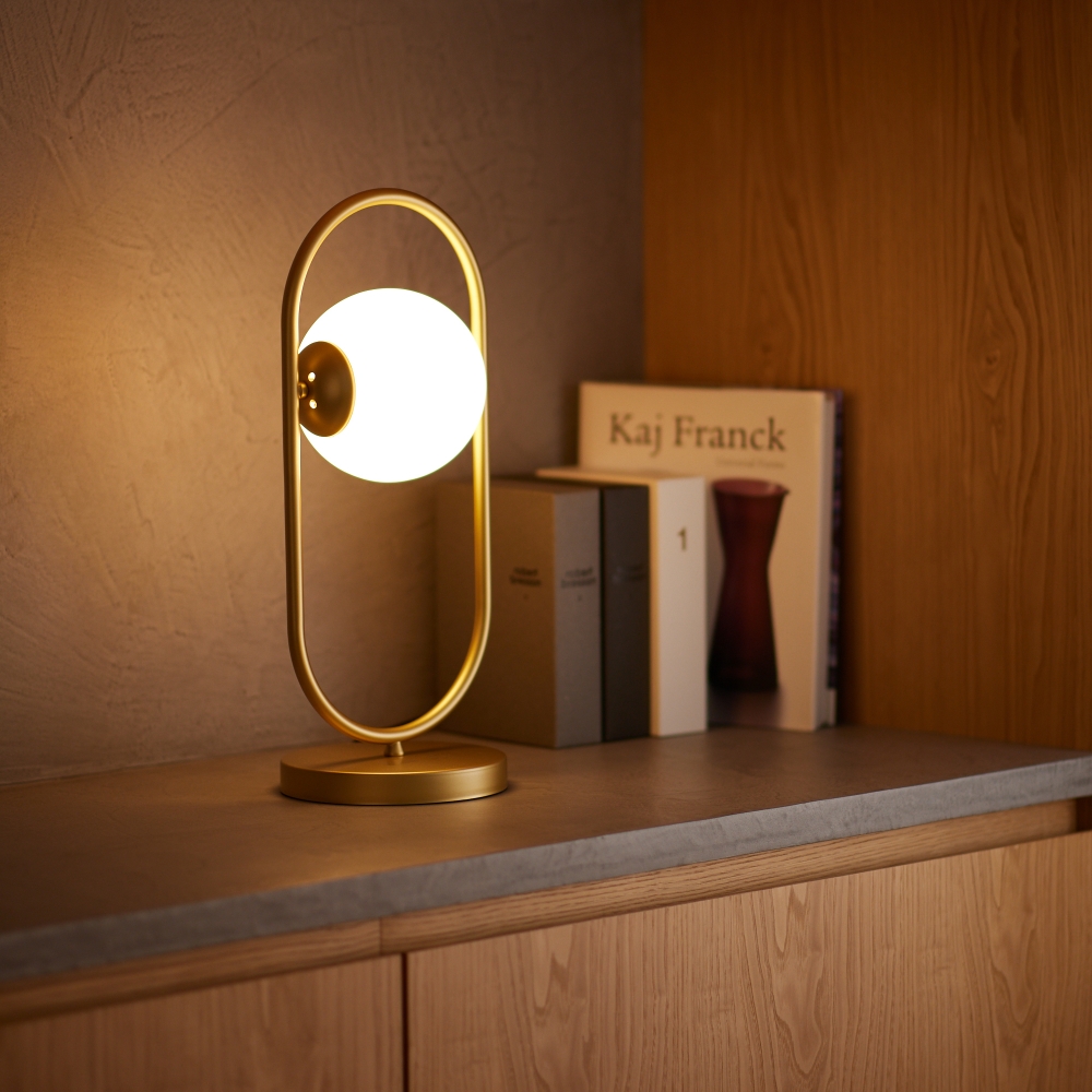 サテンゴールドのフレームが上品で落ち着いたデザインのテーブルスタンド