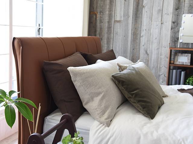 革製ベッドフレーム