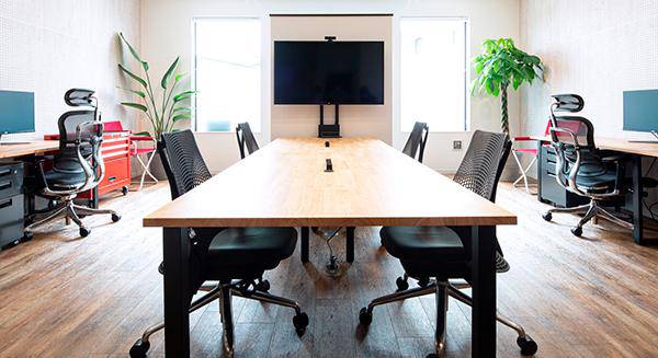 開放的な空間に自然の光が入るデザイナーズオフィス