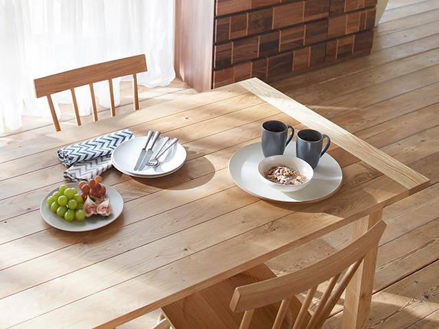 木製ダイニングテーブル