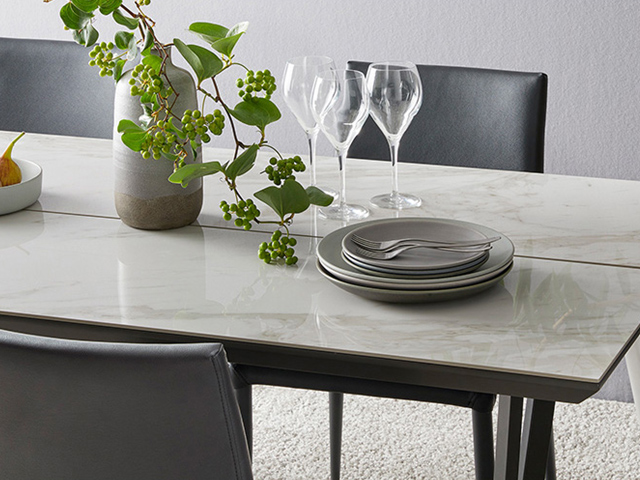 セラミック・大理石製ダイニングテーブル