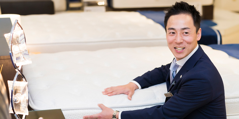 男性が商品を説明している画像