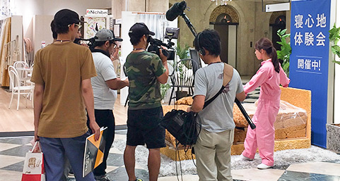 「所さんの学校では教えてくれないそこんトコロ！」番組で紹介された「雷おこしのベッド」を期間限定展示