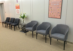 布張りチェア「エモジオーネ」、革張りチェア「アルテ」、サイドテーブル「K4」