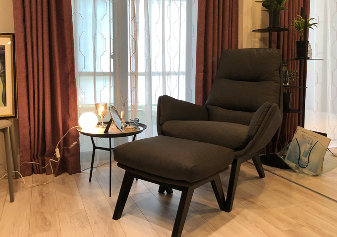 アームチェア 「モロ」布張り チャコールグレー色 脚部ブラック色